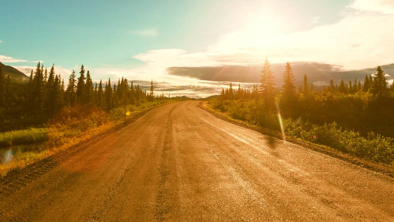 Rodovia no Alasca ganha fama por seus 217 km de cascalho, pois o trajeto isolado cruza montanhas e geleiras em uma rota selvagem e sem asfalto
