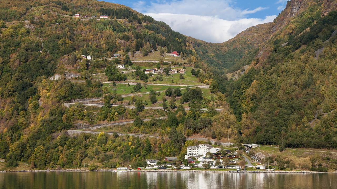 Estrada na Noruega ganha fama por suas 11 curvas em grampo, pois o trajeto de 1955 sobe a 620 metros de altitude e revela a vista do Geirangerfjord