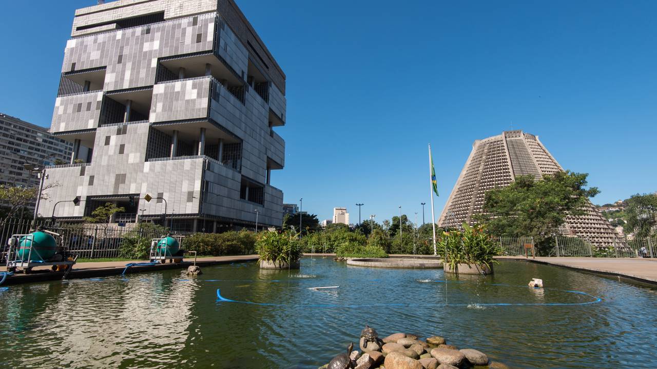 Com sua arquitetura brutalista de 1974 e jardins de Burle Marx, o edifício de 26 andares tornou-se o maior ícone da engenharia no centro do Rio