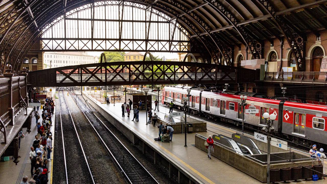 Com sua estrutura de ferro inglesa de 1901 e torre de relógio, a Estação da Luz tornou-se o maior portal ferroviário e histórico de São Paulo