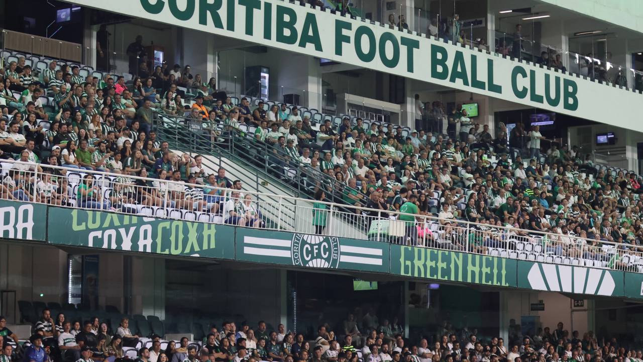Com capacidade para 40.502 pessoas e inaugurado em 1932, o Estádio Couto Pereira tornou-se a maior e mais tradicional casa do futebol paranaense