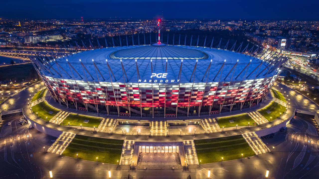 Com sua fachada vermelha e branca de 11 mil painéis de aço, o estádio de 58 mil lugares virou o maior símbolo esportivo e nacional de toda a Polônia