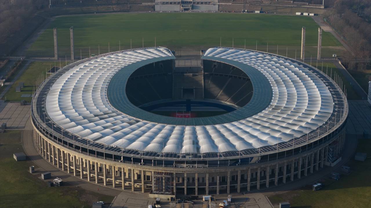Com capacidade para 74.475 torcedores e sua icônica pista de atletismo azul, o estádio de 1936 em Berlim tornou-se um marco da história e do esporte