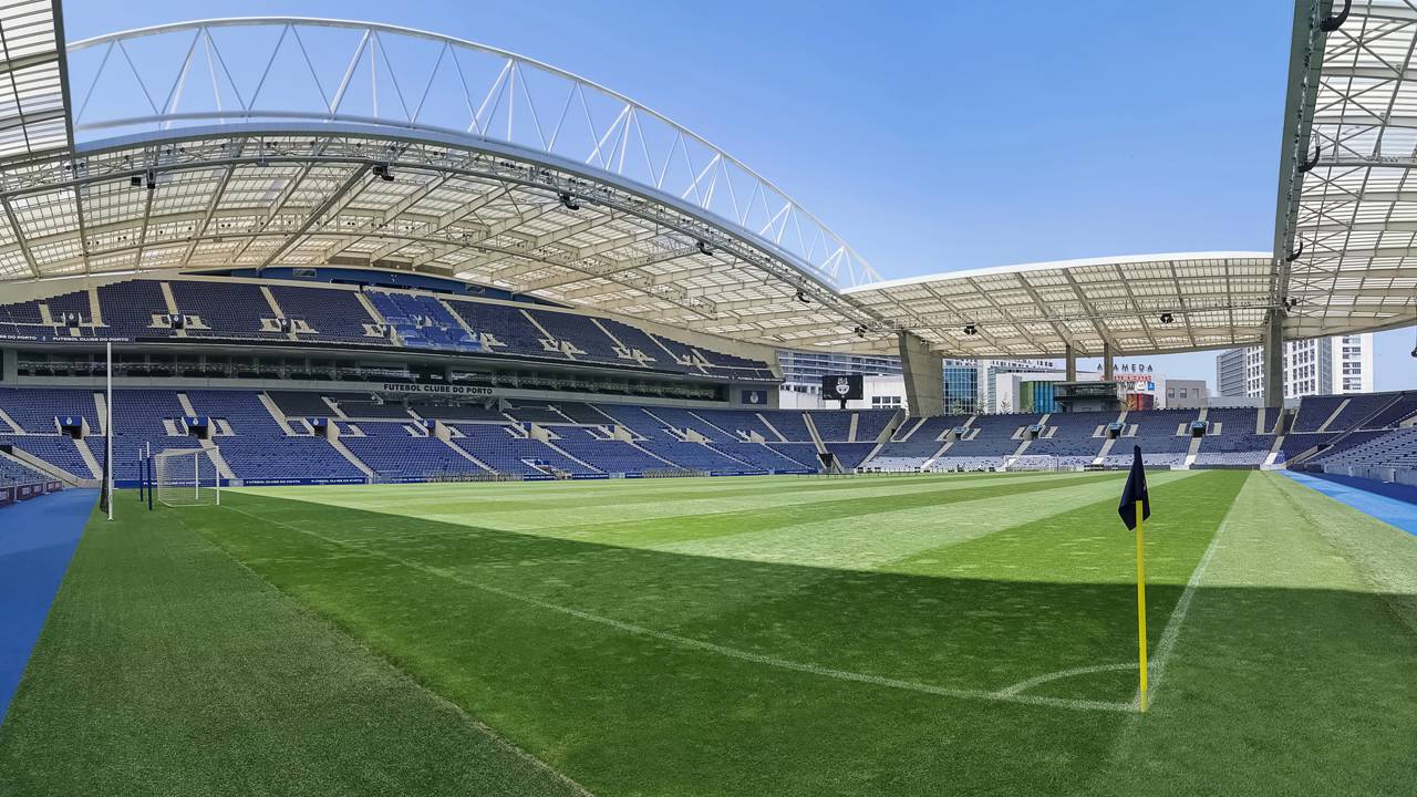 Com capacidade para 50 mil torcedores e uma cobertura transparente, o estádio do Dragão, de 2003, virou o maior símbolo moderno do FC Porto