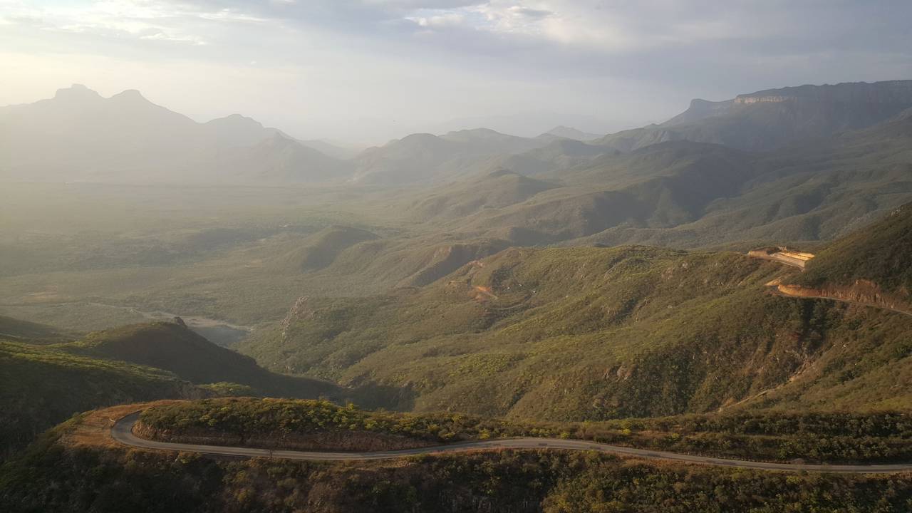 Estrada em Angola ganha fama mundial por seu zigue-zague, pois o trajeto a 1.845 m de altitude une o planalto ao mar em um cenário épico de curvas