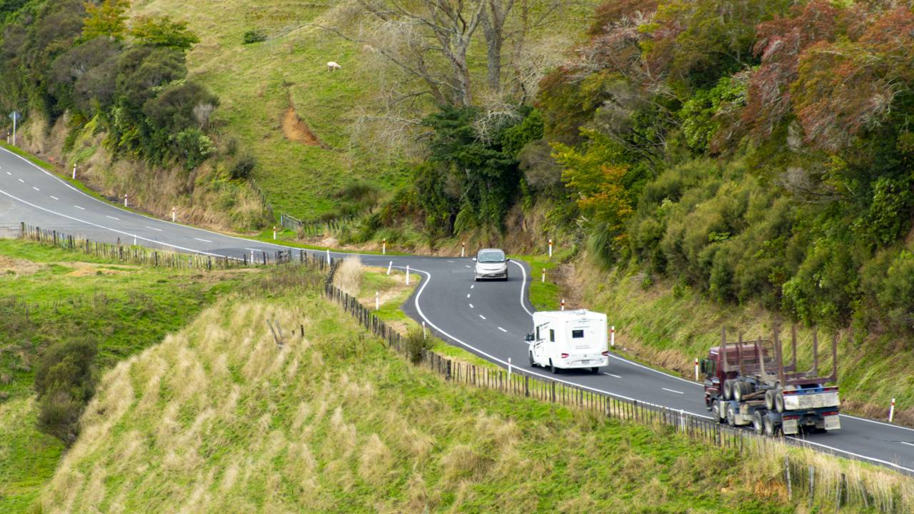 Rodovia na Nova Zelândia ganha fama por seus 150 km isolados, pois o trajeto de 1945 cruza túneis de rocha, sendo a rota mais rústica da Oceania