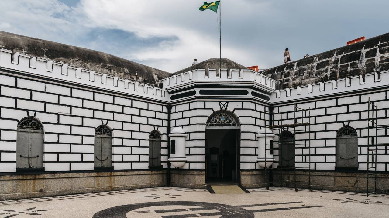 Com muralhas de 12 metros de espessura e canhões de longo alcance, a fortaleza de 1914 tornou-se o maior marco da defesa e do turismo no Rio
