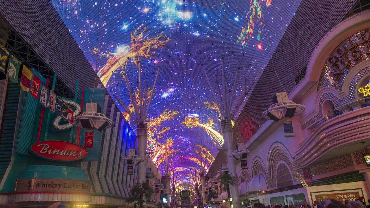 Rua de Las Vegas ganha fama por seu teto de LED, pois os 12,5 milhões de luzes no trajeto de 1905 viraram o maior show luminoso a céu aberto do mundo