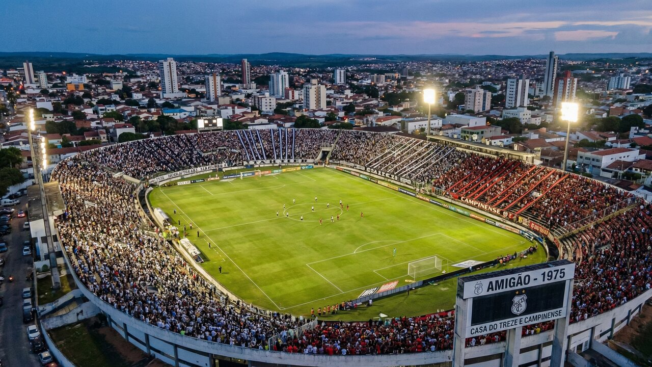 Com capacidade para 19 mil pessoas e inaugurado em 1975, o Estádio Amigão tornou-se o maior palco do futebol e da paixão no interior da Paraíba