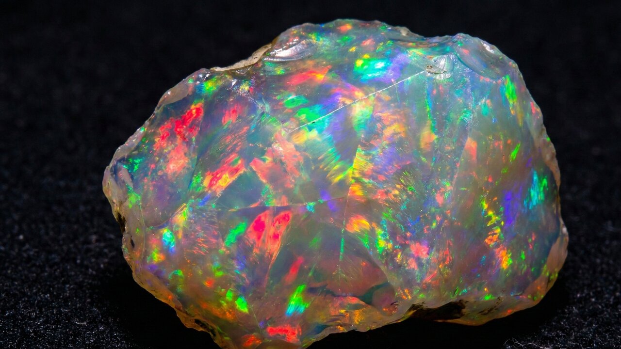 Esqueça o diamante e o rubi, pois esta gema reflete o arco-íris e guarda um universo de cores, sendo a obra-prima da luz e da refração