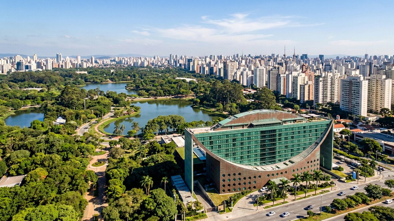 Com seu formato de melancia projetado por Ruy Ohtake, o Hotel Unique tornou-se um dos maiores ícones da arquitetura moderna e do luxo em São Paulo
