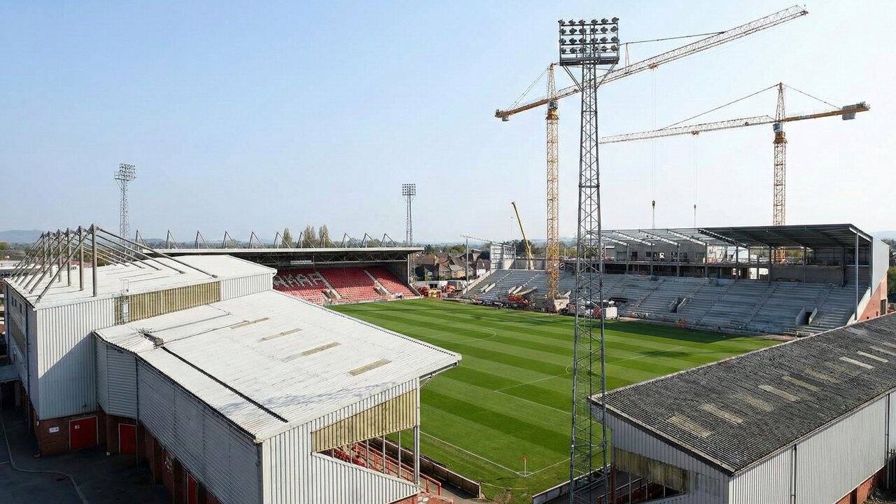 Com um investimento de £90 milhões e o apoio de estrelas de Hollywood, o estádio do Wrexham passa por uma revolução para chegar à elite