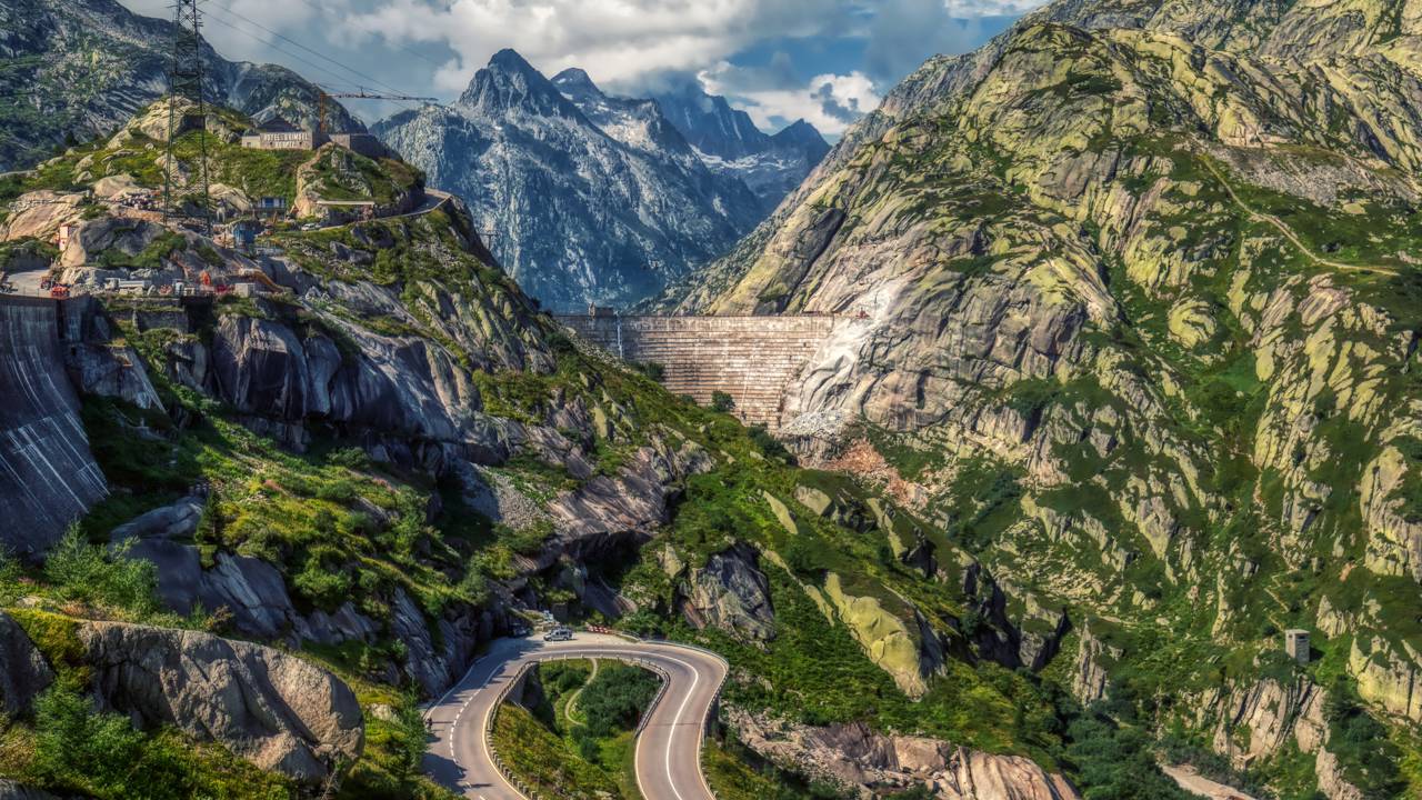 Rodovia na Suíça ganha fama por suas curvas a 2.164 m de altitude, pois o trajeto de 1894 entre geleiras, virou um marco da engenharia nos Alpes