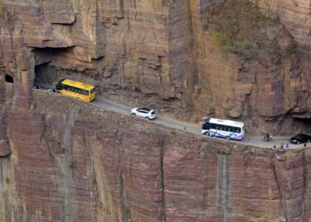 Moradores escavaram montanha por cinco anos e criaram estrada que mudou o destino da vila