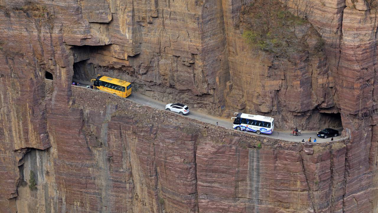 Moradores escavaram montanha por cinco anos e criaram estrada que mudou o destino da vila