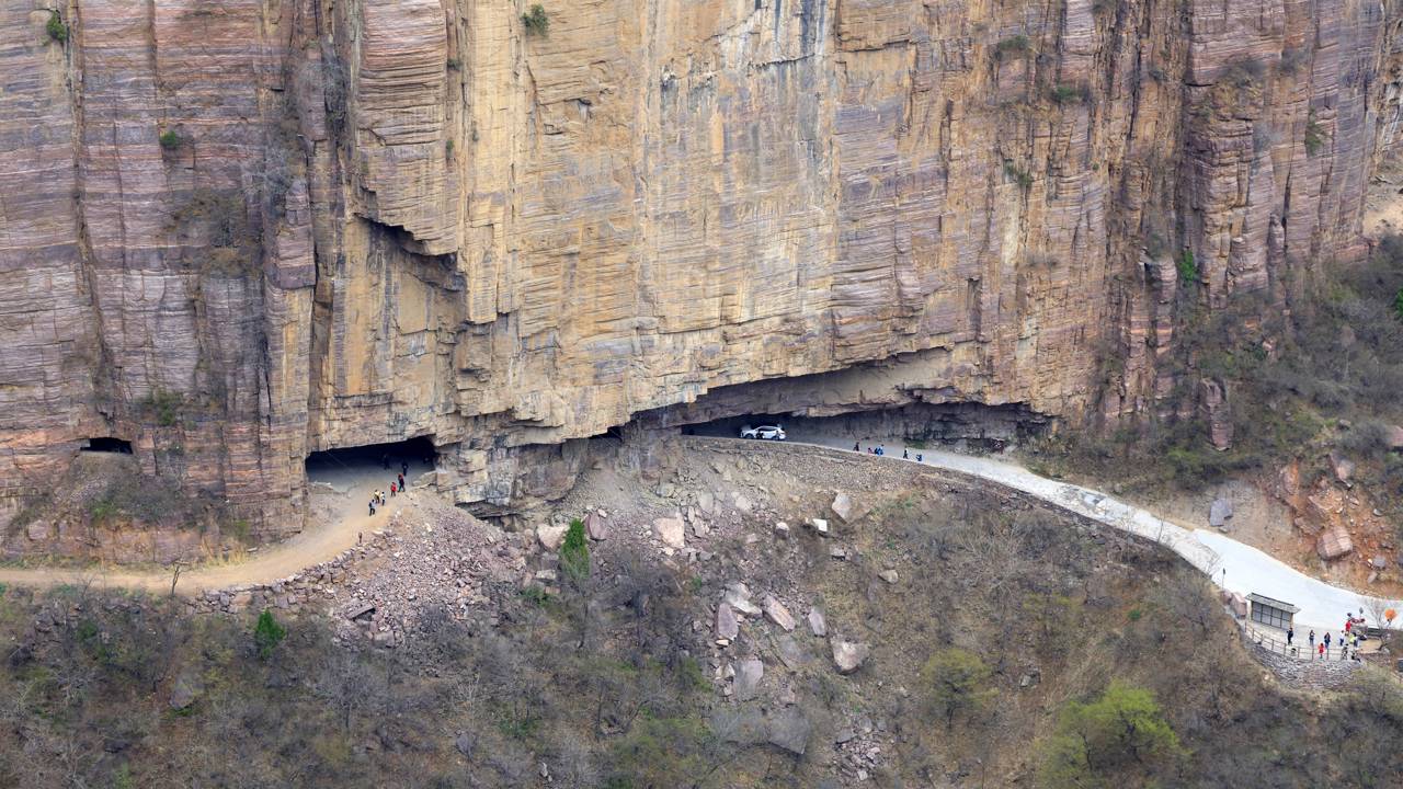 Essa estrada foi escavada à mão por 13 aldeões em um penhasco e hoje é uma das mais perigosas do mundo
