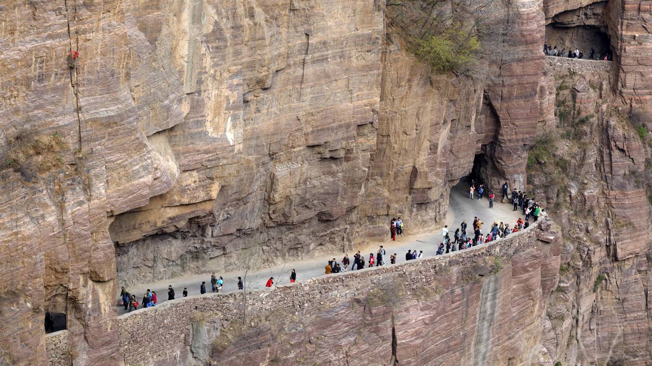 Moradores escavaram montanha por cinco anos e criaram estrada que mudou o destino da vila