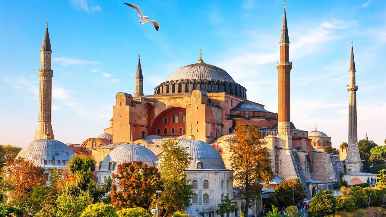 Com sua cúpula de 55 metros de altura e construída em 537, a Hagia Sophia tornou-se o maior ícone da arquitetura bizantina e da história mundial