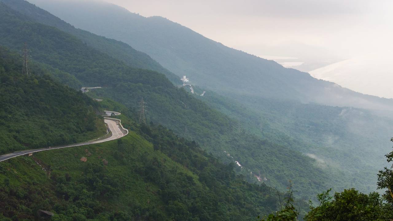 Estrada no Vietnã ganha fama por suas curvas sobre o mar, pois o trajeto de 21 km atinge 496 m de altitude entre montanhas e o oceano Pacífico