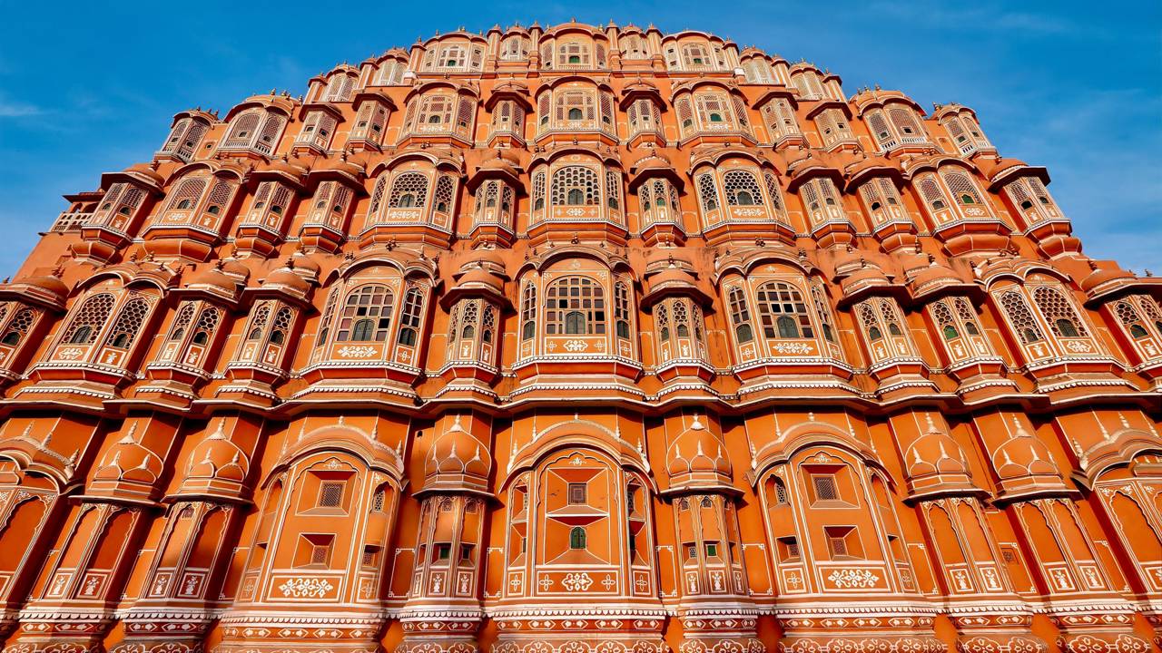 Com 953 janelas esculpidas e fachada de arenito rosa de 1799, o Hawa Mahal tornou-se o maior símbolo da arquitetura de Jaipur e do luxo na Índia