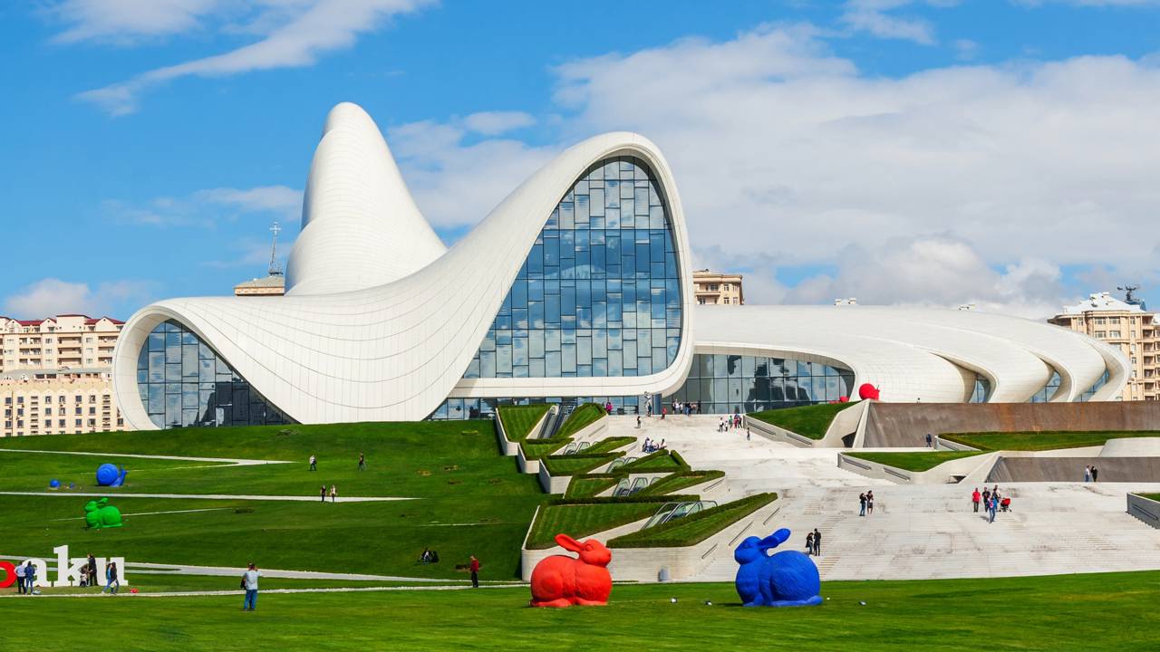 Com suas formas curvas e fluidas de 2012, o centro cultural em Baku tornou-se um marco da arquitetura contemporânea e da obra de Zaha Hadid