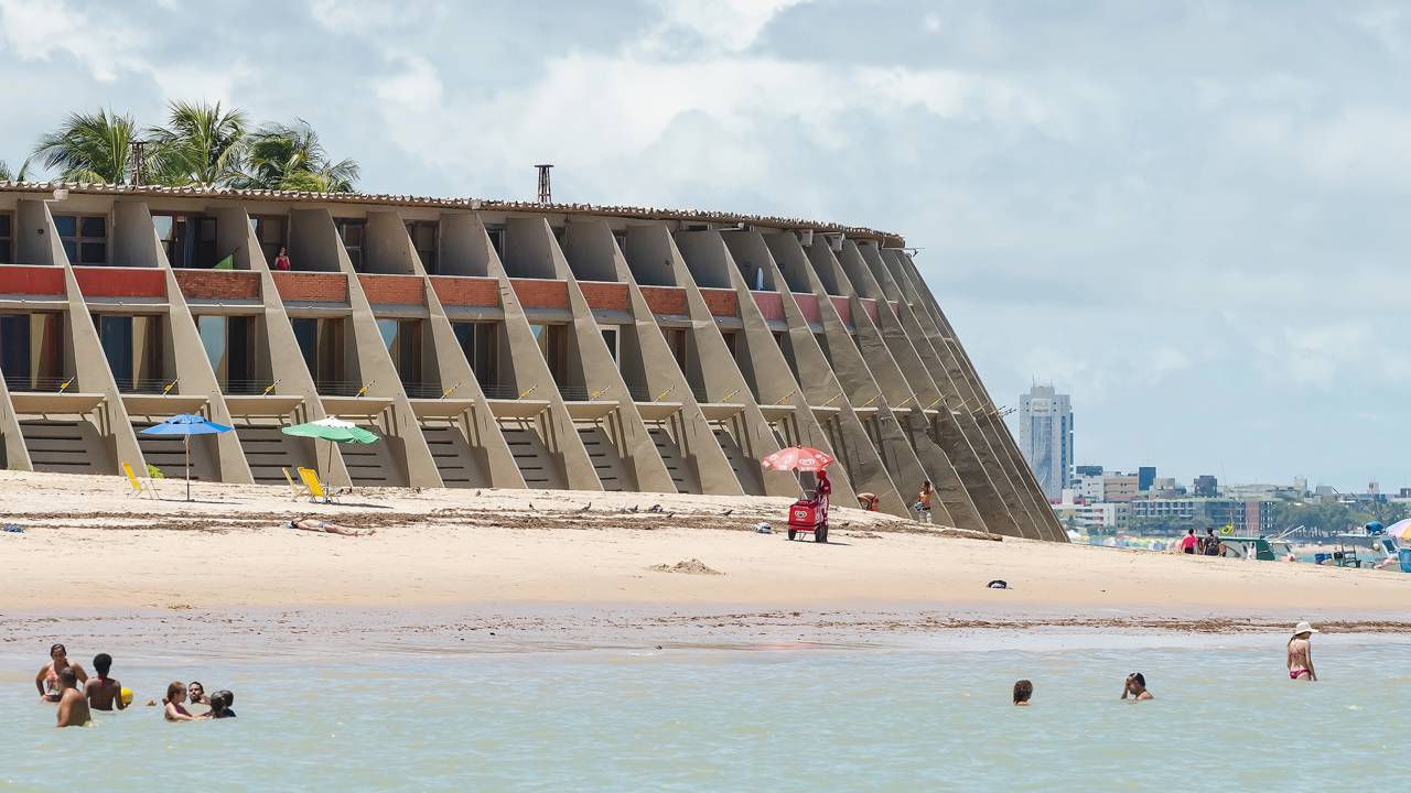 Com seu formato circular de 1971 e construído sobre a areia, o Hotel Tambaú tornou-se o ícone modernista e o maior cartão-postal de João Pessoa