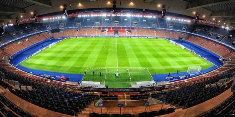 Com capacidade para 47.929 torcedores e estrutura de 1972, o Parc des Princes tornou-se o coração pulsante do futebol e o lar oficial do PSG em Paris