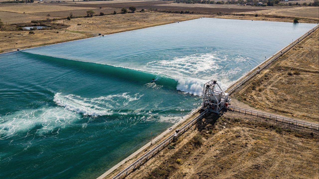 Piscina de ondas perfeita: tecnologia americana cria ondas artificiais idênticas ao mar para surfistas profissionais treinarem longe da praia