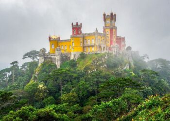 Com suas cores vibrantes e arquitetura de 1854, o Palácio da Pena em Sintra tornou-se o maior expoente do romantismo e um marco histórico de Portugal