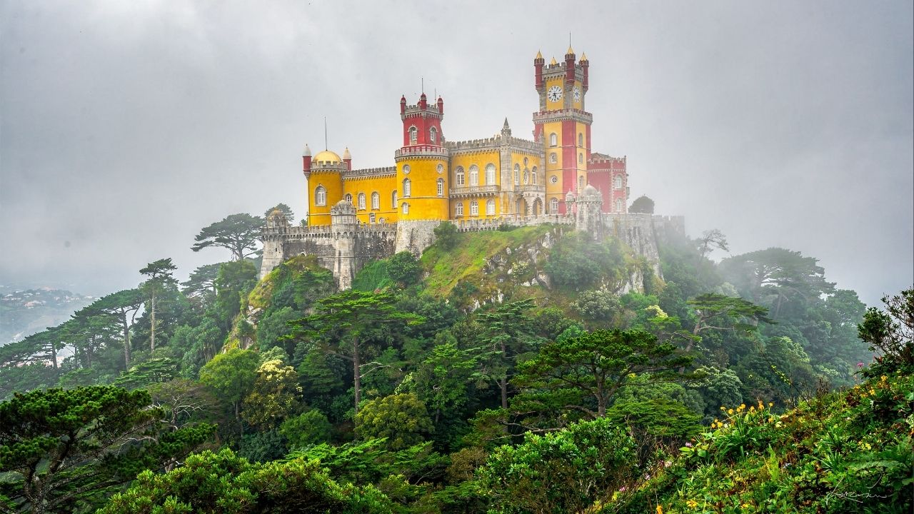 Com suas cores vibrantes e arquitetura de 1854, o Palácio da Pena em Sintra tornou-se o maior expoente do romantismo e um marco histórico de Portugal