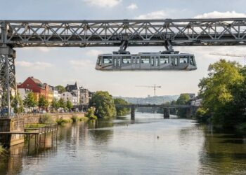 O trem que voa de cabeça para baixo: há 120 anos, esta cidade alemã usa um “metrô suspenso” que passa por cima do rio e nunca pega trânsito