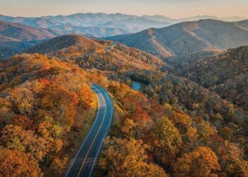 Rodovia nos Estados Unidos ganha fama por seus 755 km de extensão, pois o trajeto de 1935 cruza os Apalaches, sendo a rota cênica mais longa do país