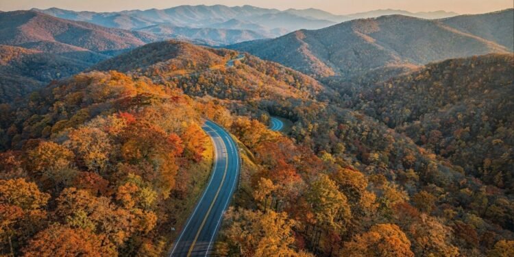 Rodovia nos Estados Unidos ganha fama por seus 755 km de extensão, pois o trajeto de 1935 cruza os Apalaches, sendo a rota cênica mais longa do país