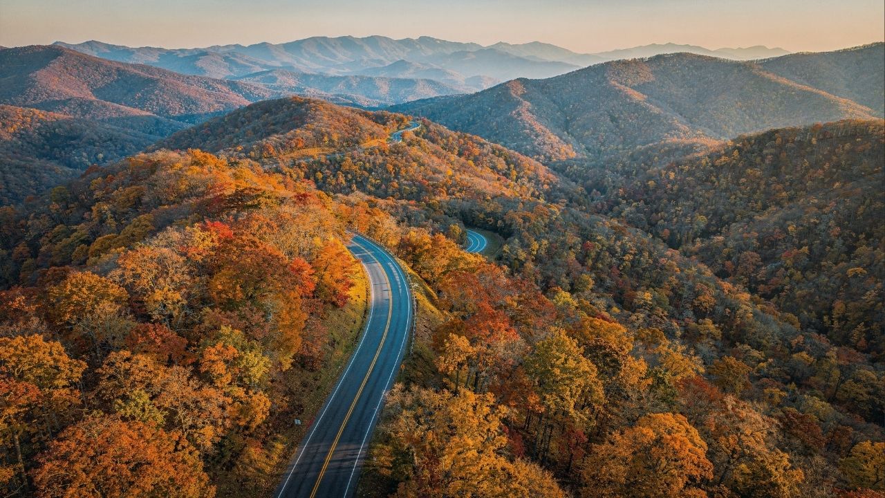 Rodovia nos Estados Unidos ganha fama por seus 755 km de extensão, pois o trajeto de 1935 cruza os Apalaches, sendo a rota cênica mais longa do país
