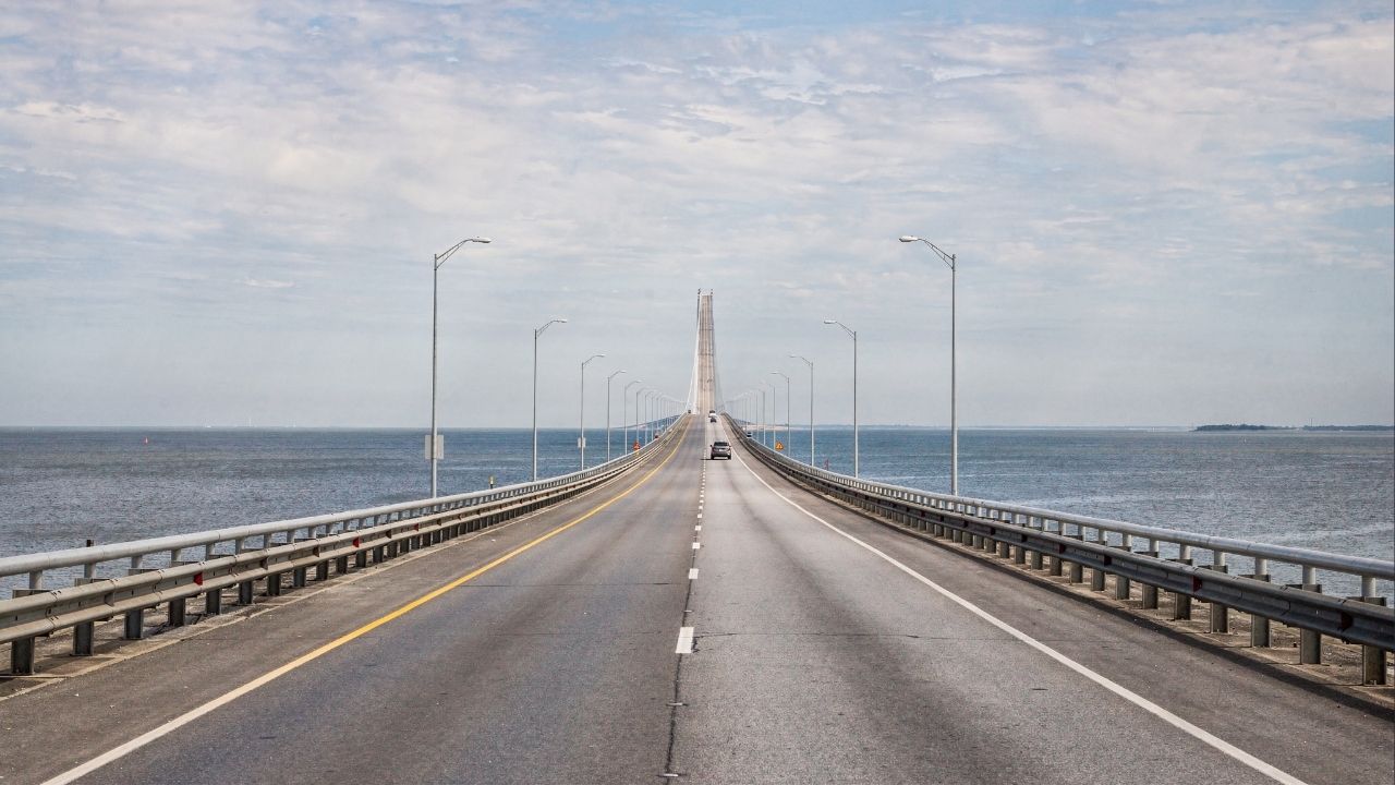 Com seus 38,4 km de extensão sobre a água, a ponte da Louisiana, de 1956, virou a maior ponte contínua do mundo e um marco da engenharia americana