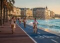 Avenida em Nice ganha fama mundial por sua orla, pois seus 7 km de extensão beirando o Mediterrâneo viraram o maior símbolo do luxo na Riviera Francesa