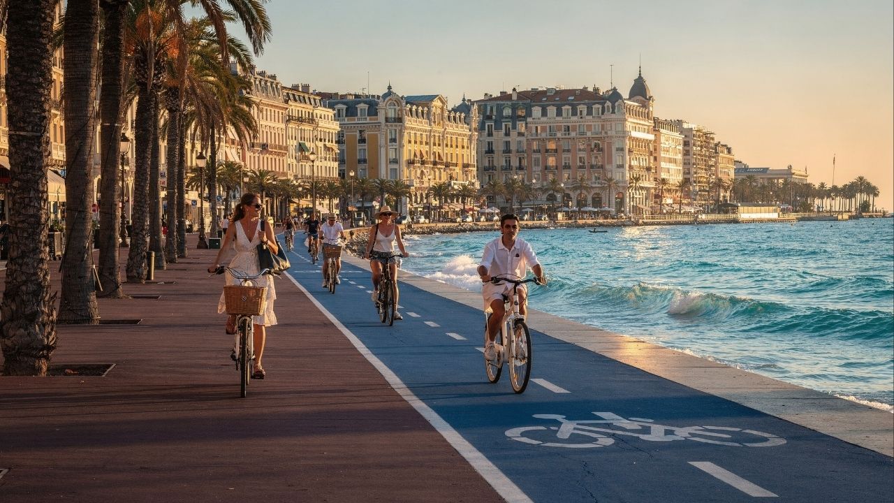 Avenida em Nice ganha fama mundial por sua orla, pois seus 7 km de extensão beirando o Mediterrâneo viraram o maior símbolo do luxo na Riviera Francesa