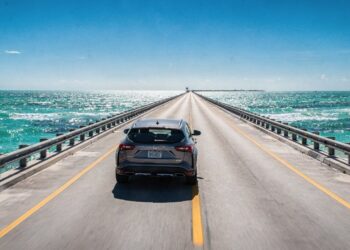 Rodovia na Flórida ganha fama por suas 42 pontes, pois o trajeto de 182 km sobre o mar azul une Miami às ilhas de Florida Keys em um cenário único