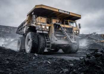 Com capacidade para 450 toneladas e motor de 4.600 cavalos, o gigante BELAZ tornou-se o maior e mais potente caminhão de mineração do planeta