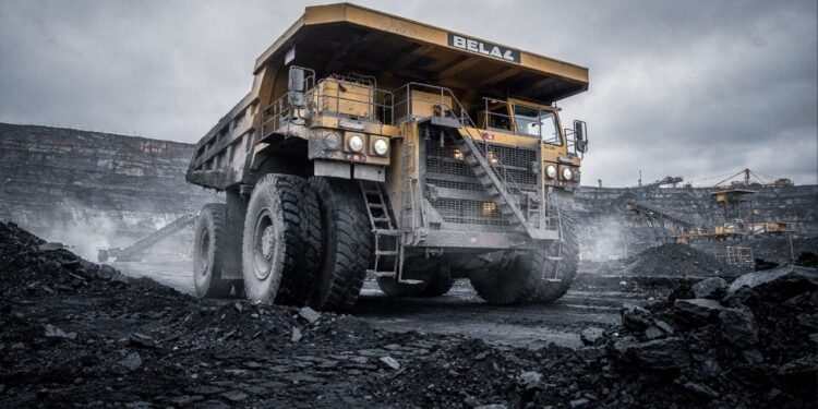 Com capacidade para 450 toneladas e motor de 4.600 cavalos, o gigante BELAZ tornou-se o maior e mais potente caminhão de mineração do planeta