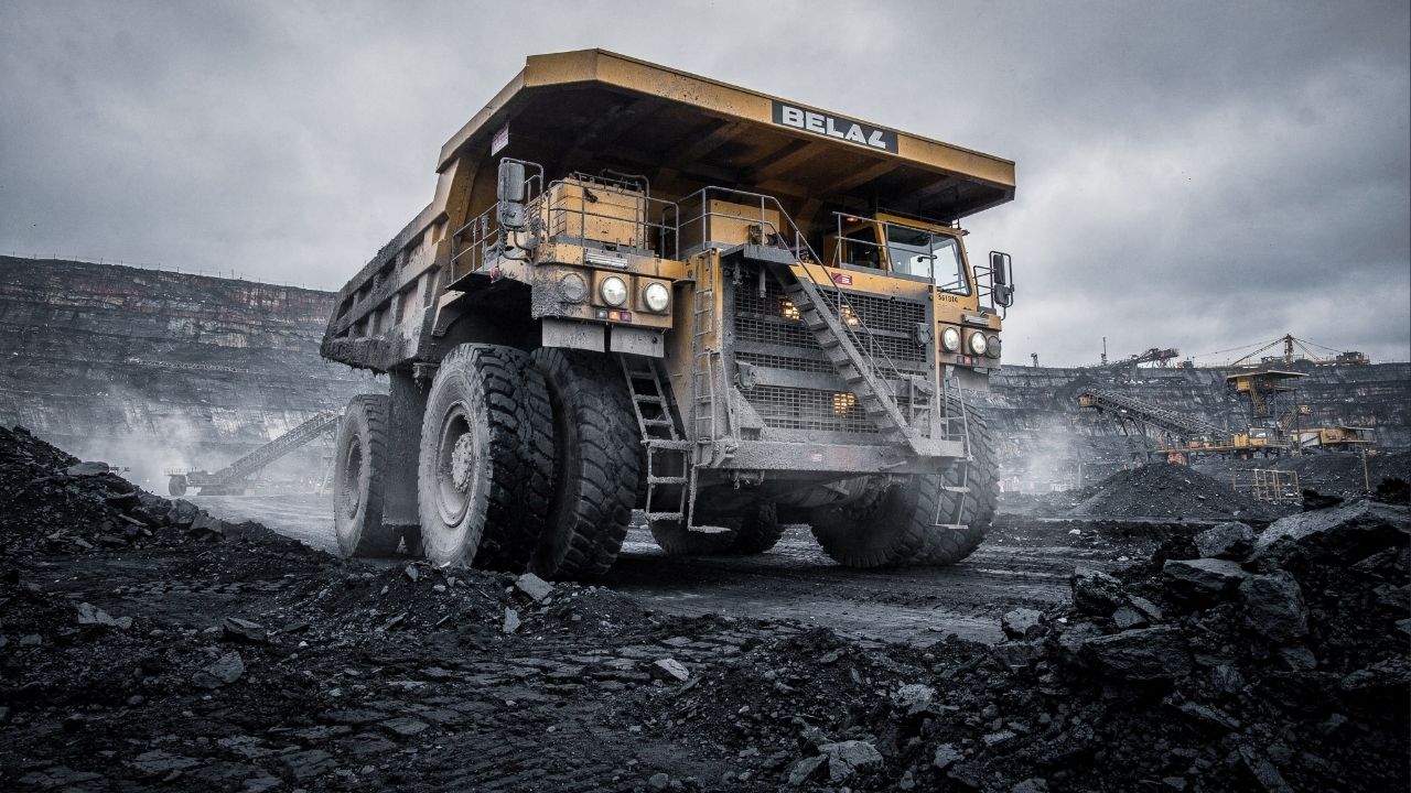 Com capacidade para 450 toneladas e motor de 4.600 cavalos, o gigante BELAZ tornou-se o maior e mais potente caminhão de mineração do planeta