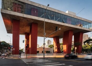 Com um vão livre de 74 metros sustentado por pilares vermelhos, o MASP de 1968 tornou-se o maior símbolo da arquitetura moderna e da arte em São Paulo