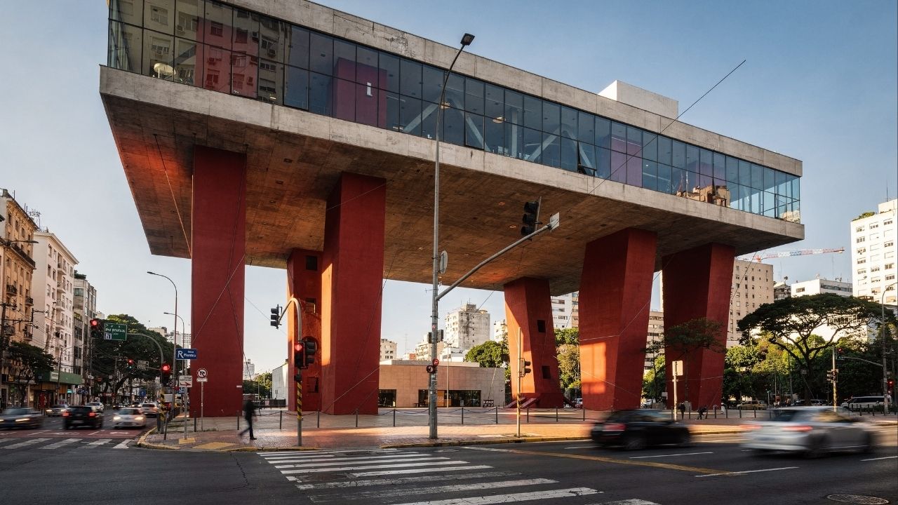 Com um vão livre de 74 metros sustentado por pilares vermelhos, o MASP de 1968 tornou-se o maior símbolo da arquitetura moderna e da arte em São Paulo