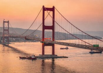 Com torres de 318 metros e um vão livre recorde de 2.023 metros, a maior ponte suspensa do mundo na Turquia virou o maior marco da engenharia ao unir dois continentes sobre o mar em tempo recorde