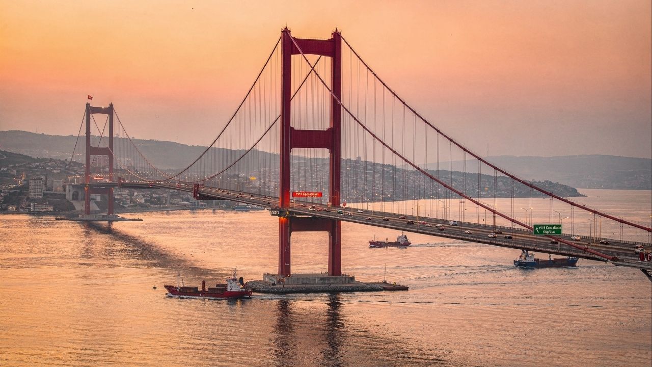 Com torres de 318 metros e um vão livre recorde de 2.023 metros, a maior ponte suspensa do mundo na Turquia virou o maior marco da engenharia ao unir dois continentes sobre o mar em tempo recorde