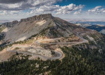 Estrada Pikes Peak Highway, no Colorado, ganha fama mundial, pois suas 156 curvas em 31 km sobem a 4.300m de altitude até o topo da montanha