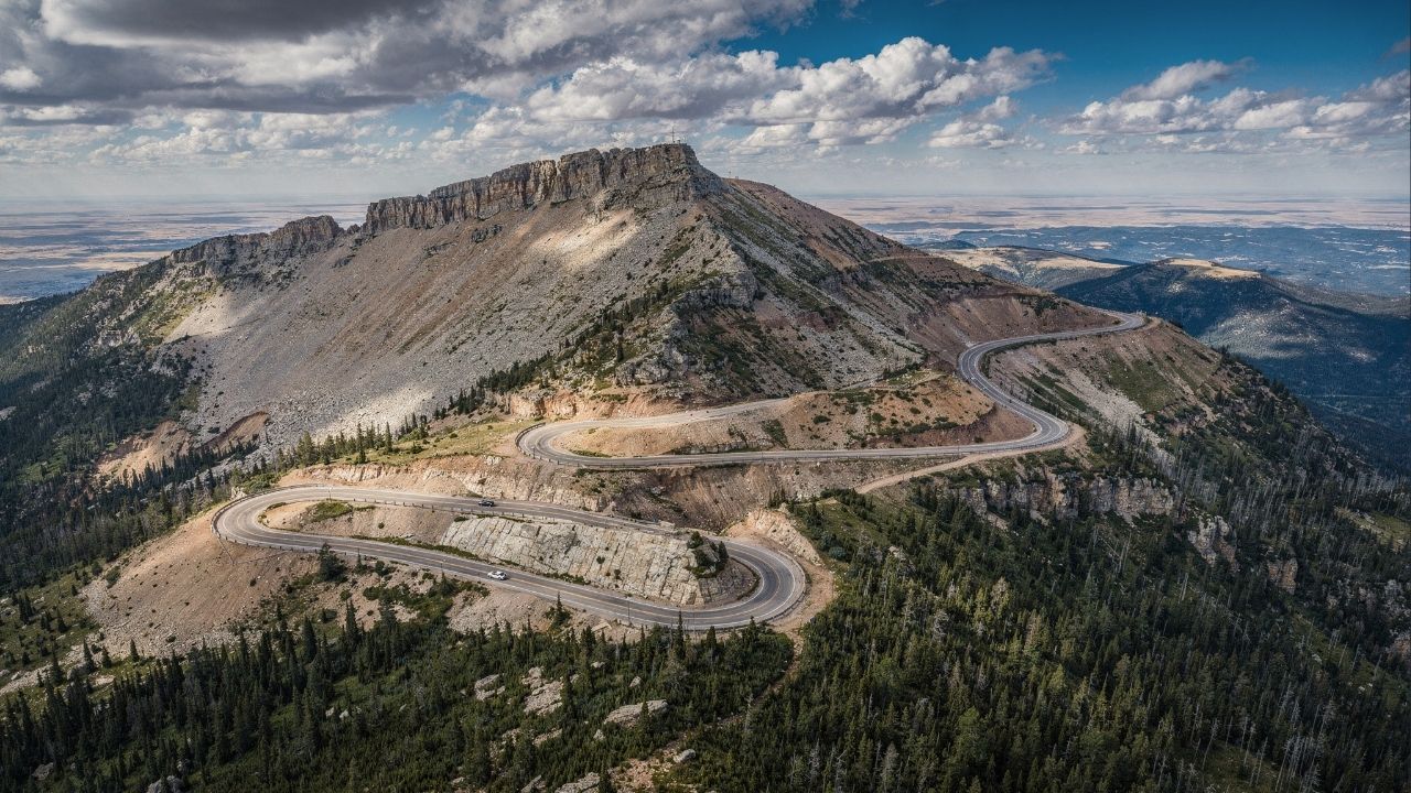 Estrada Pikes Peak Highway, no Colorado, ganha fama mundial, pois suas 156 curvas em 31 km sobem a 4.300m de altitude até o topo da montanha