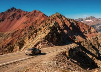 Rodovia Million Dollar, no Colorado, ganha fama por seus penhascos, pois o trajeto de 40 km a 3.300m de altitude não possui guardrails laterais