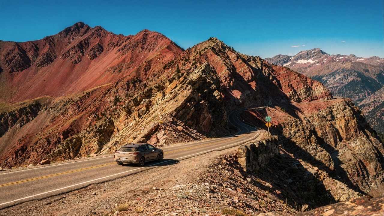 Rodovia Million Dollar, no Colorado, ganha fama por seus penhascos, pois o trajeto de 40 km a 3.300m de altitude não possui guardrails laterais