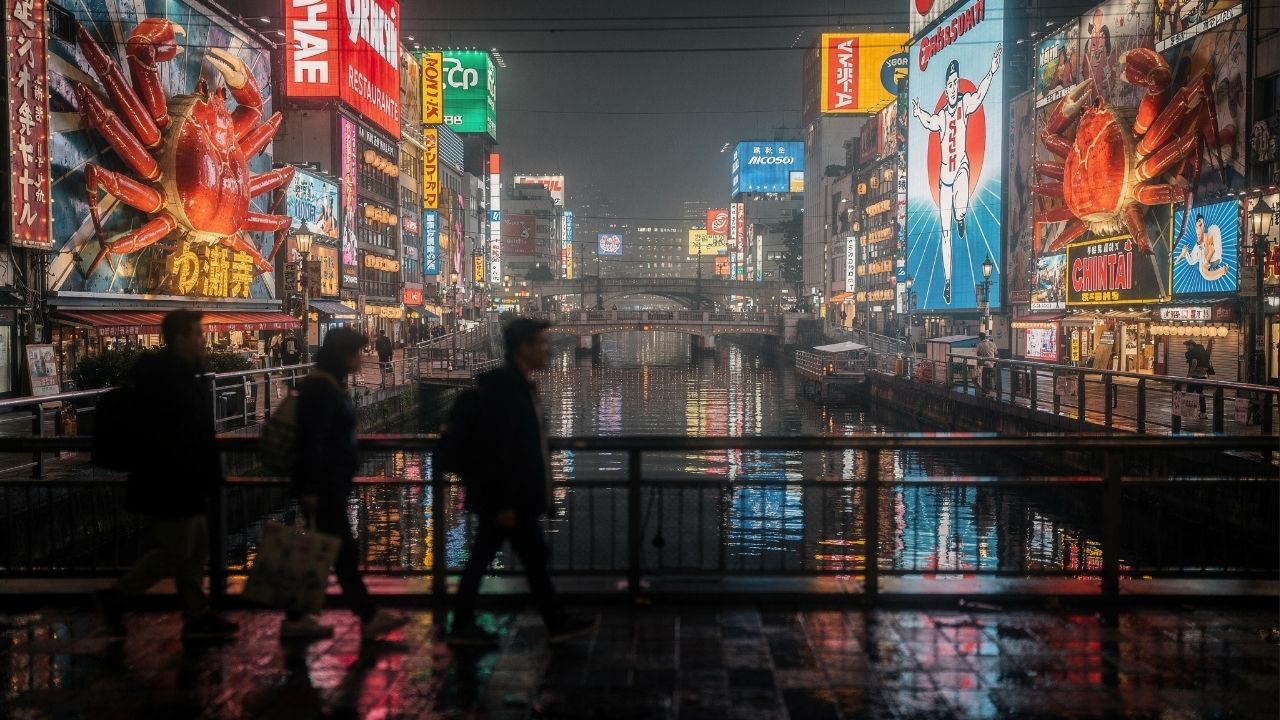 Rua em Osaka ganha fama mundial por seus letreiros de neon, pois o canal de 1612 virou o maior centro gastronômico e turístico de todo o Japão